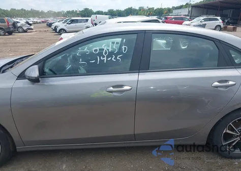 2023 Kia Forte Lxs z USA, uszkodzony, nr VIN 3KPF24AD1PE635307